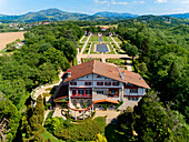 Frankreich,Pyrenees Atlantiques,Baskenland,Cambo les Bains,die Villa Arnaga und ihr französischer Garten,Museum und Edmond Rostand Haus im neobaskischen Stil (Luftbild)