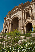 Blick auf den Hadriansbogen in der alten römischen und Kreuzfahrerstadt Jerash bei Amman, Jordanien