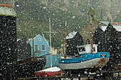 England,East Sussex,Fischerboote mit Schnee bedeckt in der Altstadt,Hastings