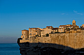 Die ersten Sonnenstrahlen treffen auf die mittelalterliche Festungsstadt Bonifacio. Korsika. Frankreich