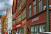 Norwegen,Hordaland,Bergen,Gebäude entlang der Straße,Bryggen
