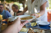 Bouillabaisse. Eine Fischseife, serviert mit Brot und Rouille. Korsika. Frankreich