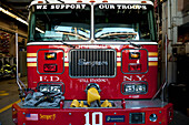 Feuerwehrauto im Inneren einer Feuerwache vor Ground Zero, Manhattan, New York, USA