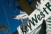 USA,Florida,Florida Keys,Marlin-Schild mit Werbung für Angeltouren,Key West