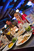 USA,Florida Keys,Typisches Meeresfrüchte-Abendessen im Conch Republic Seafood Restaurant und Bar,Key West