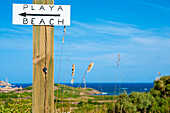 Schild in der Nähe von Binimel.La's Beach,Menorca,Balearische Inseln,Spanien