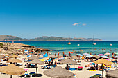 Menschen genießen den Sommer in Cala Sant Pere, Alcudia, Mallorca, Balearen, Spanien