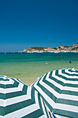 Spanien,Ein Paar Sonnenschirme am Strand von Port Soller, Mallorca