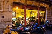 Spanien,Mallorca,Motorroller vor Tapas-Bar am Abend,Palma