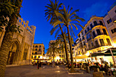 Spanien,Mallorca,Menschen in Cafés und Restaurants in der Abenddämmerung,Palma