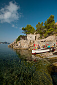 Spanien,Ibiza,Fischer bei der Vorbereitung ihres Bootes, Strand Cala d'Hort