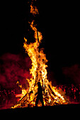 UK,England,Silhouette eines Mannes, der an einem großen Lagerfeuer in der Battle Bonfire night, East Sussex, vorbeigeht