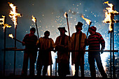 UK,England,Menschen als Geistliche gekleidet auf einem Stand mit Feuerwerk hinter ihnen bei der Newick bonfire night, East Sussex