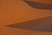 Marokko,Detail von Sanddünen in der Morgendämmerung im Erg Chebbi-Gebiet,Sahara-Wüste bei Merzouga