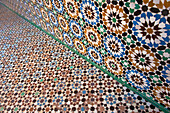 Marokko,Detail einer Mosaikwand und eines Bodens in der Ben Youssef Medersa, Marrakesch
