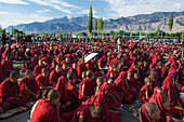 Junge Mönche und Nonnen bei den Belehrungen des Dalai Lama. Der Dalai Lama besuchte im August für vier Tage Leh, Ladakh, eine buddhistische Enklave im Norden Indiens.