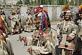 Frauen der ethnischen Gruppe der Dard bei der Eröffnungsparade des Ladakh-Festivals. Das Ladakh-Festival findet jedes Jahr in den ersten beiden Septemberwochen statt und zelebriert die lokale Kultur durch Tanz und Sport. Ladakh, Provinz von Jammu und Kaschmir, Indien