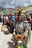Frau der ethnischen Gruppe der Dard bei der Eröffnungsparade des Ladakh-Festivals. Das Ladakh-Festival findet jedes Jahr in den ersten beiden Septemberwochen statt und zelebriert die lokale Kultur durch Tanz und Sport. Ladakh, Provinz von Jammu und Kaschmir, Indien