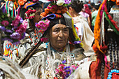 Frauen der ethnischen Gruppe der Dard bei der Eröffnungsparade des Ladakh-Festivals. Das Ladakh-Festival findet jedes Jahr in den ersten beiden Septemberwochen statt und zelebriert die lokale Kultur durch Tanz und Sport. Ladakh, Provinz von Jammu und Kaschmir, Indien