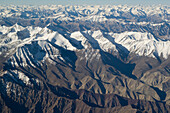 Das Zanskar-Gebirge im Himalaya. Aufgenommen auf dem Flug von Delhi nach Leh in Ladakh, Nordindien.
