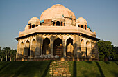 Renovierungsarbeiten am Grabmal von Mohammed Shah, Lodi Gardens, Delhi. Lodi Gardens ist ein schöner Park in Delhi, der bei indischen Paaren und Familien sehr beliebt ist. Er erstreckt sich über 90 Hektar und beherbergt verschiedene Gräber der Lodi-Dynastie, die in den letzten Jahrzehnten über Nordindien herrschte.