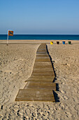 Die Strände der Atlantikküste Südspaniens - der Costa de La Luz. Gehweg, farblich gekennzeichnete Abfallbehälter und das Verbotsschild für Hunde in Zahara de los Atunes, Andalusien, Spanien.