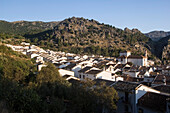 Die Stadt Grazalema, das Zentrum des Naturparks Sierra de Grazalema, der seit 1977 ein Unesco-Biosphärenreservat ist. Andalusien, Spanien