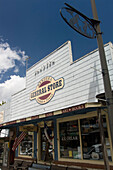 Gemischtwarenladen in Bandera, der "Cowboy-Hauptstadt der Welt", ist das Zentrum des texanischen Ranchgewerbes, Texas, USA