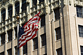 US-Flagge (Sterne und Streifen) vor dem Emily Morgan Building und Hotel, San Antonio, Texas, USA