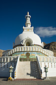 Die Shanti (Frieden) Stupa in Changspa mit Blick über Leh. Leh war die Hauptstadt des Himalaya-Königreichs Ladakh, dem heutigen Distrikt Leh im indischen Bundesstaat Jammu und Kaschmir. Leh liegt auf einer Höhe von 3.500 Metern (11.483 ft).