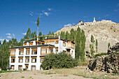 Gästehaus im traditionellen Stil in Leh. Leh war die Hauptstadt des Himalaya-Königreichs Ladakh, des heutigen Distrikts Leh im indischen Bundesstaat Jammu und Kaschmir. Leh liegt auf einer Höhe von 3.500 Metern (11.483 ft).