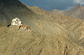 Namgyal Tsemo Gompa und Festung. Leh war die Hauptstadt des Himalaya-Königreichs Ladakh, das heute zum Distrikt Leh im indischen Bundesstaat Jammu und Kaschmir gehört. Leh liegt auf einer Höhe von 3.500 Metern (11.483 ft).