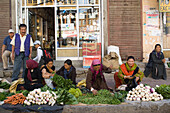 Handel auf dem Hauptbasar in Leh. Leh war die Hauptstadt des Himalaya-Königreichs Ladakh, des heutigen Distrikts Leh im indischen Bundesstaat Jammu und Kaschmir. Leh liegt auf einer Höhe von 3.500 Metern (11.483 ft).