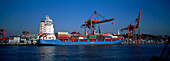 Türkei,Panoramaaufnahme eines Containerschiffs beim Entladen im Hafen von Istanbul,Istanbul