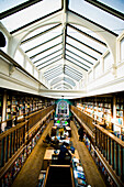 UK,London,mit seinem großen Oberlicht,Marylebone,Beeindruckendes viktorianisches Interieur der Buchhandlung Daunts