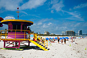 USA.,Florida,Miami,Leuchtend bunte rosa & gelbe Rettungsschwimmer Turm,South Beach