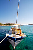Boot im klaren türkisfarbenen Wasser des Kornati-Archipels, Kroatien