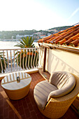 Terrasse eines Superior-Zimmers mit Meerblick, Hotel Riva, Hvar, Kroatien