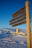 Wahrzeichen-Schild im Winter, Vadso, Norwegen
