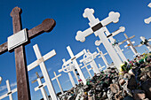 Ilulissat-Friedhof an der Westküste von Grönland. Der Boden ist so felsig, dass viele Leichen in Schrammen im Boden liegen und mit Steinen bedeckt sind.