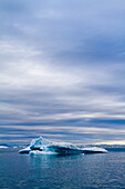 Eine Mitternachtsfahrt durch den Ilulissat-Eisfjord, eine der Unesco-Welterbestätten. Grönland.