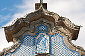 Detail aus Fliesen in einer kleinen Kirche in Ponte de Lima, Portugal