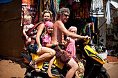 Die Familie Reynolds im Urlaub in Goa transportiert die Familie im indischen Stil im Fünfer auf einem Moped,Patnum Beach,Goa,Indien.