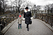 Einheimische gehen über die Love Lock Bridge im Baste Kalns Park. Es bringt Glück und ist Tradition, dass die Bräutigame ihre Bräute über die 7 Brücken in Riga tragen und ihr Schloss anbringen, um ihre Liebe zu besiegeln,Riga,Lettland.