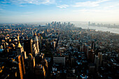 Ansichten von Manhattan von der Spitze des Empire State Building, New York, USA