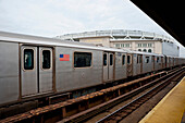 Yankee Stadion und Zug angehalten in 183 St Station in der Bronx, New York, USA