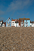 Traditionelle viktorianische Häuser am Meer mit Blick auf den Kieselstrand von Aldeburgh, Suffolk