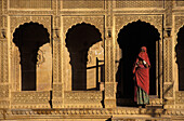 Frau im Torbogen, Jaisalmer, Rajasthan, Indien