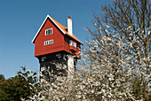 Das Haus in den Wolken", früher ein als Haus getarnter Wasserspeicherturm, der 1923 von der Braithwaite Engineering Company aus London gebaut wurde. Nach umfangreicher Renovierung wird es jetzt als Ferienhaus genutzt, Thorpeness, Suffolk, Großbritannien