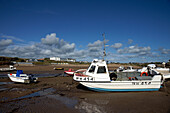 Vergnügungsboote am Strand bei Ebbe, Bude, North Cornwall, England, Vereinigtes Königreich.